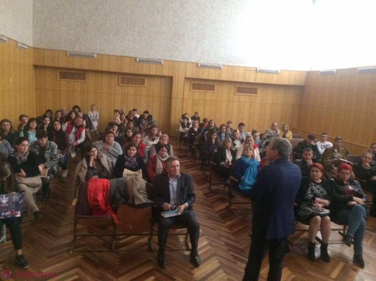 Liberalii au pornit campania electorală. Mihai Ghimpu, în fața oamenilor „pentru a-i apăra demnitatea” lui Dorin Chirtoacă împotriva „valului de minciuni” ale socialiștilor 