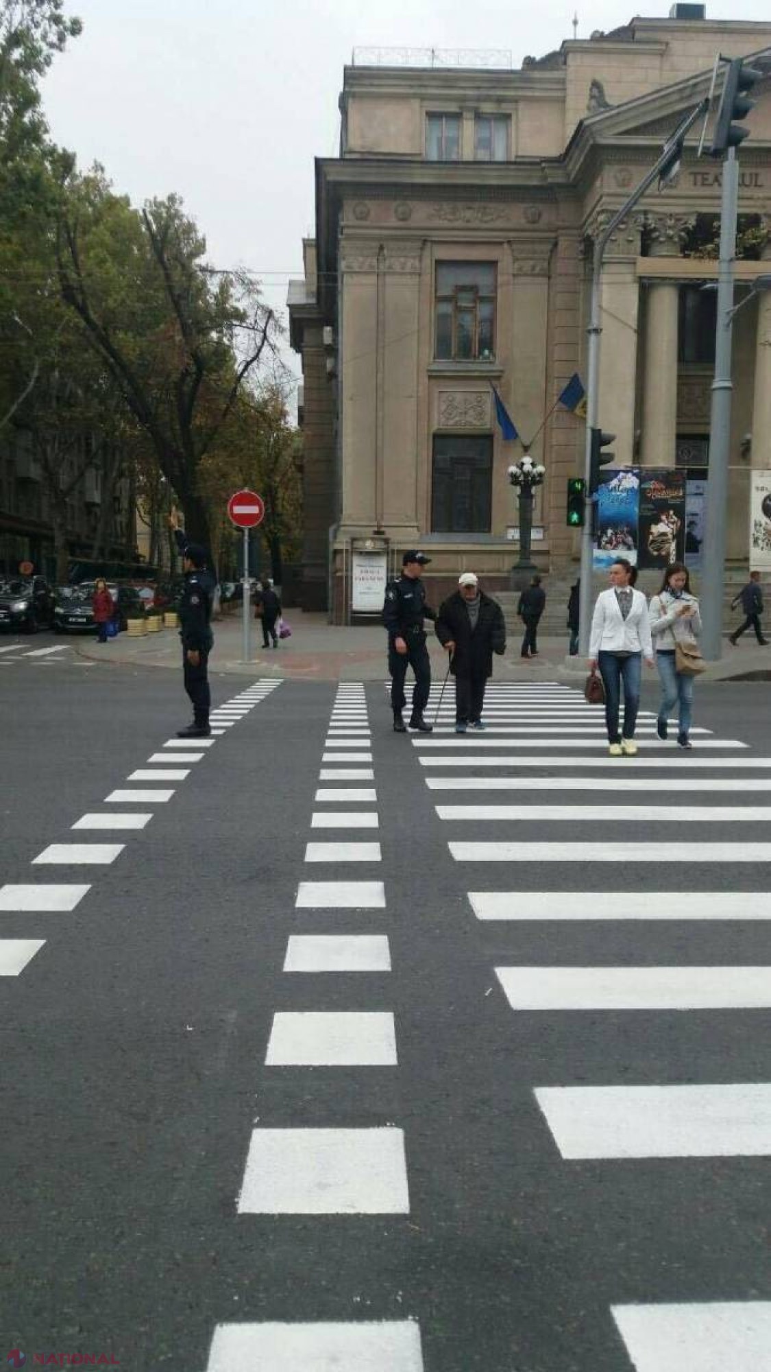 VIDEO SCHIMBARE // Ce n-a mai văzut Chișinăul: De ce opresc polițiștii, mai nou, mașinile la trecerile de pietoni din capitală