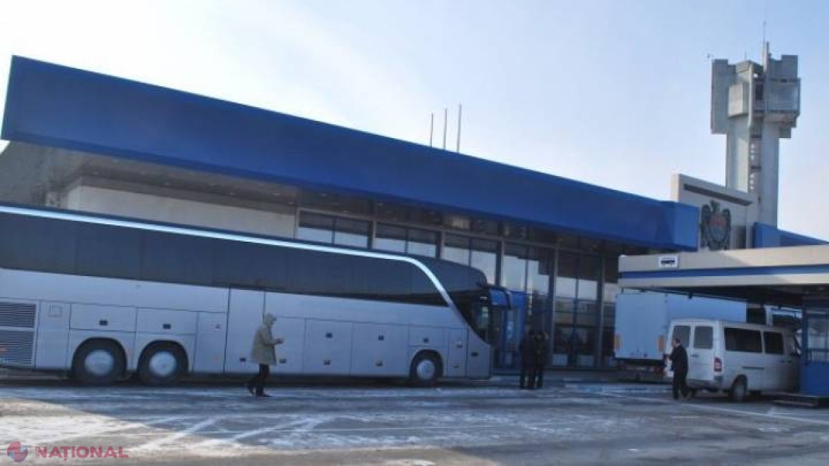 Câți bani făceau ILEGAL un vameș și un polițist de frontieră de la fiecare autocar cu pasageri ce pleca din R. Moldova