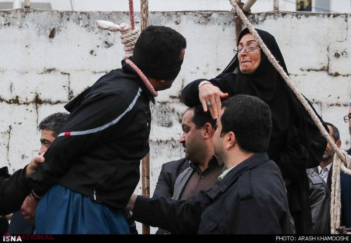 EXECUŢIE PUBLICĂ în Iran. Gestul INCREDIBIL făcut de o mamă către ucigaşul fiului său