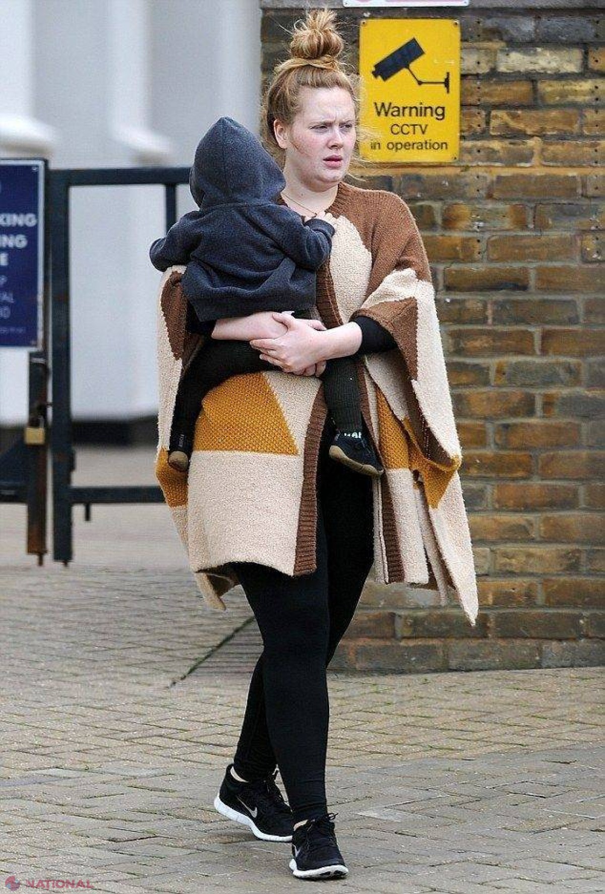 Nu o vei recunoaște! Cum arată celebra Adele, la plimbare cu copilul ei