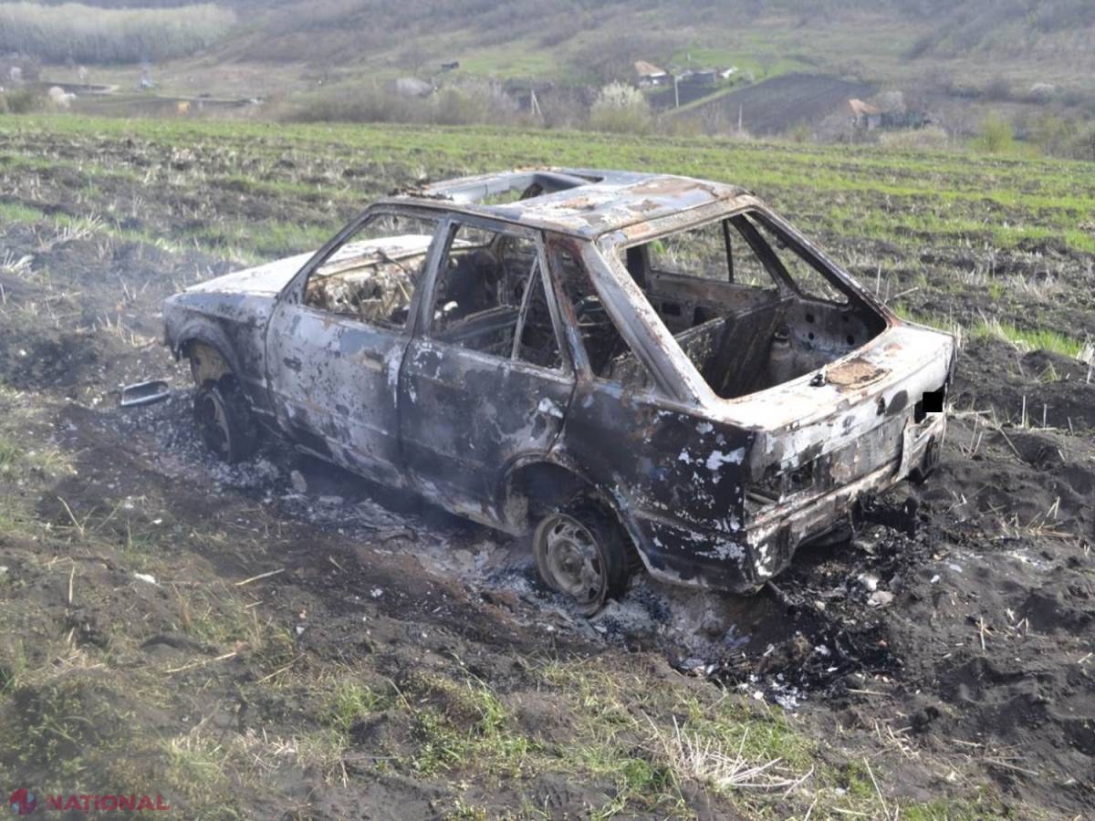 VIDEO // Au furat un automobil, s-au plimbat, după care l-au abandonat în flăcări pe un câmp din apropierea Chișinăului
