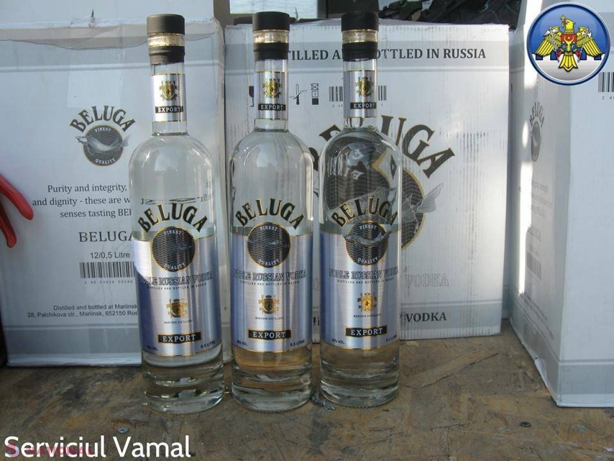 Zeci de sticle de VOTCĂ din Rusia, aduse ILEGAL în R. Moldova