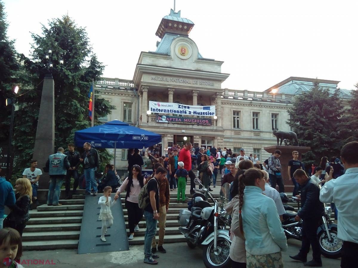 REPORTAJ FOTO // Cavaleri de onoare și expoziții cu lucrări de colecție în Noaptea Muzeelor la Chișinău
