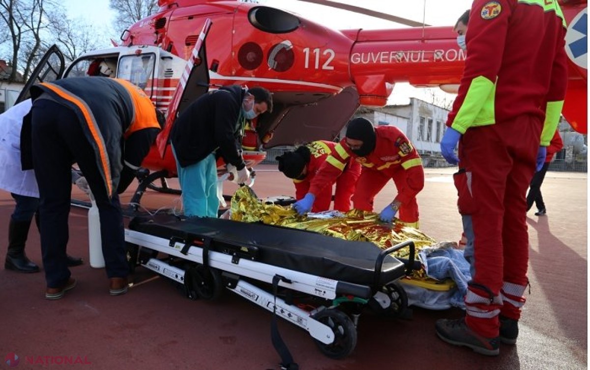 VIDEO // Un tânăr din Vulcănești, victima unui accident rutier, adus de urgență cu un elicopter SMURD din Galați la Chișinău