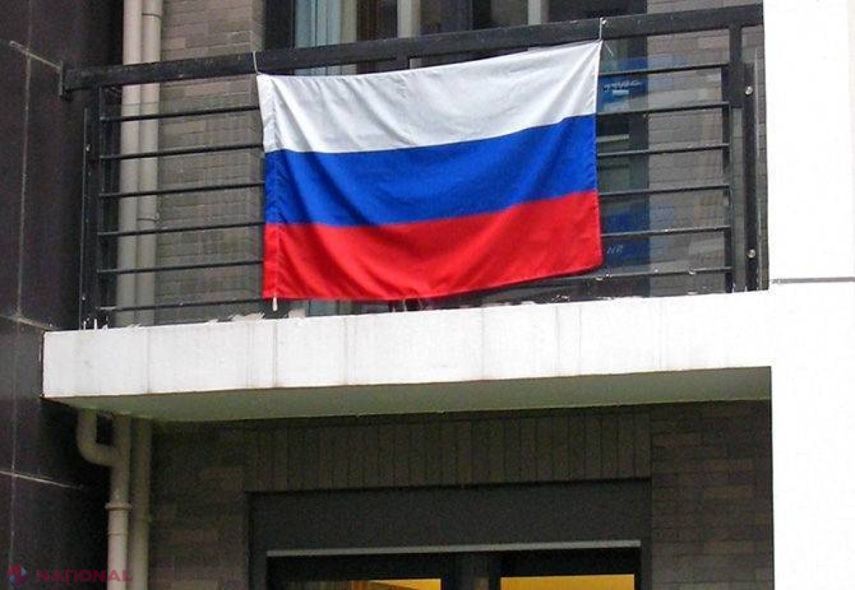 Ungheni // A SCOS STEAGUL Rusiei de la balcon, după ce vecinii au chemat POLIȚIA
