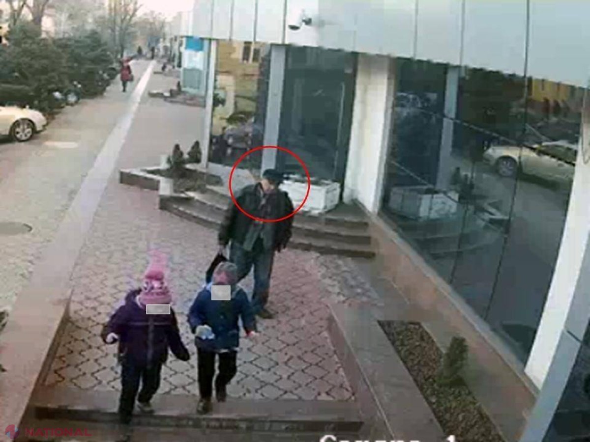 VIDEO // Îl recunoașteți pe bărbatul din imagini? Ar fi furat PATRU telefoane mobile dintr-un oficiu din sectorul Râșcani