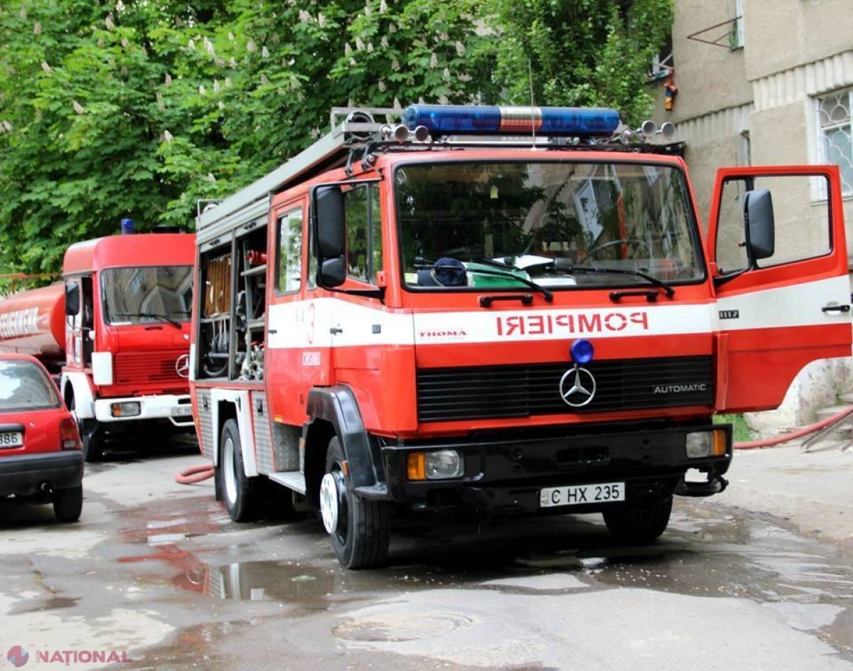 Incendiu pe strada Piața Unirii din Chișinău. O persoană a fost evacuată din locuința cuprinsă cu fum