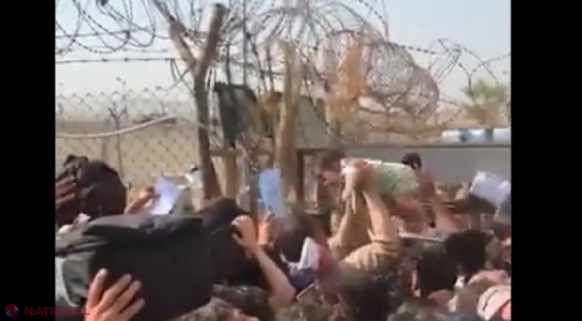 VIDEO // Femeile afgane plâng și își aruncă bebelușii peste gardul de sârmă ghimpată în aeroportul din Kabul: „Ajutați-ne, vin talibanii!