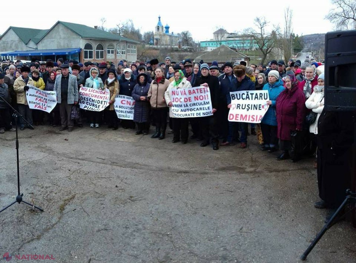 FOTO, PROTEST // Locuitorii din Puhoi spun că s-au săturat de „MINCIUNILE” secretarului de stat, Bucătaru, și au înaintat un ultimatum autorităților