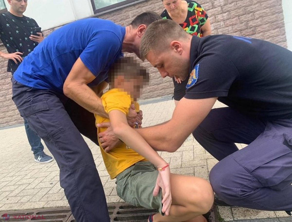Un copil și-a prins piciorul într-o gură de canalizare chiar în centrul Chișinăului