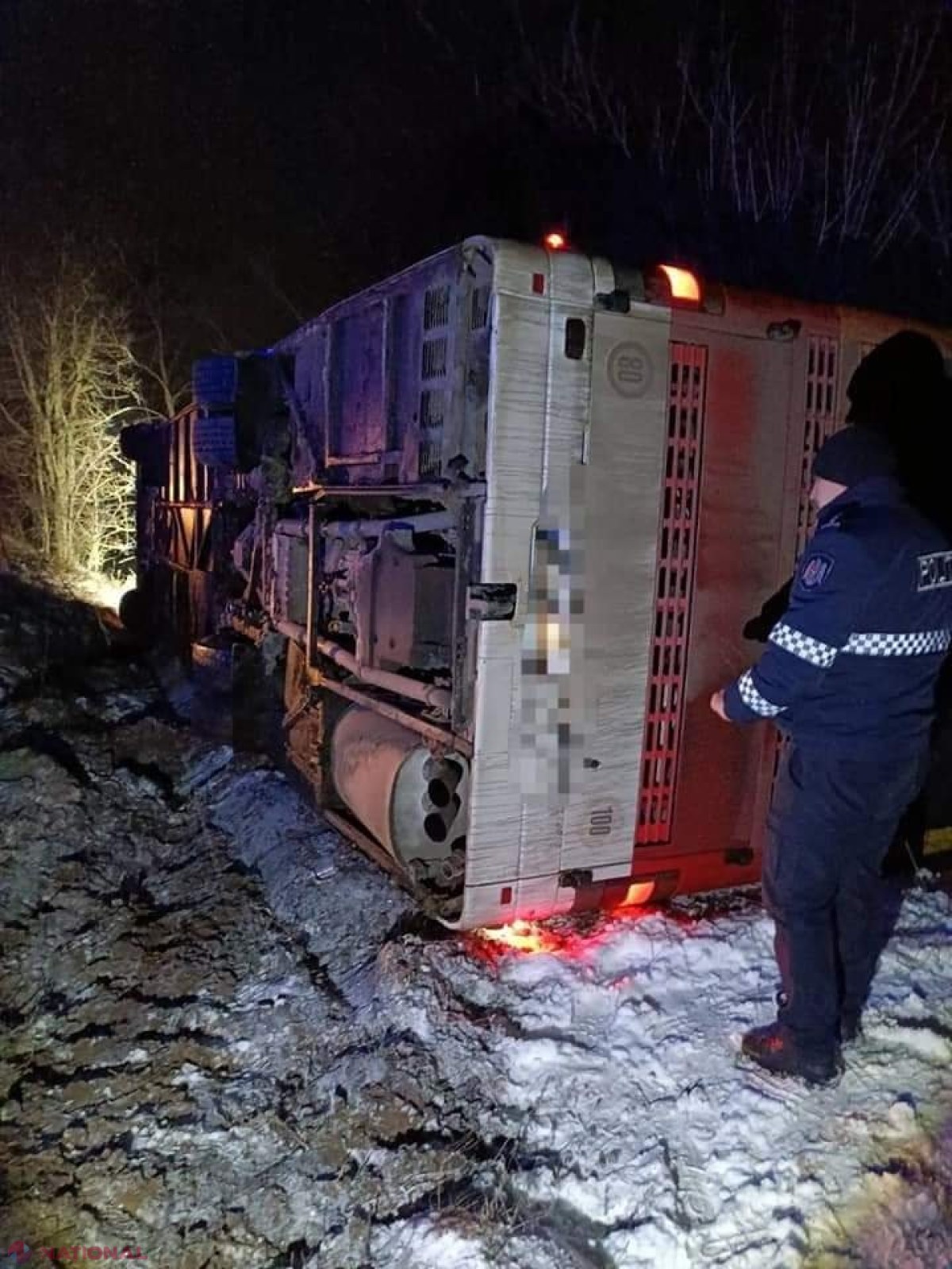 FOTO // Un autocar de pe ruta Chișinău - Odesa s-a RĂSTURNAT în raionul Anenii Noi: Avea 21 de pasageri la bord