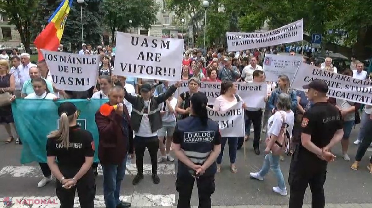 VIDEO // Miniștrii, întâmpinați de PROTESTATARI în fața Guvernului: Cer ANULAREA reformei sistemului de învățământ superior, care presupune reducerea numărului de universități prin comasare. „Rușine! Jos Topală”