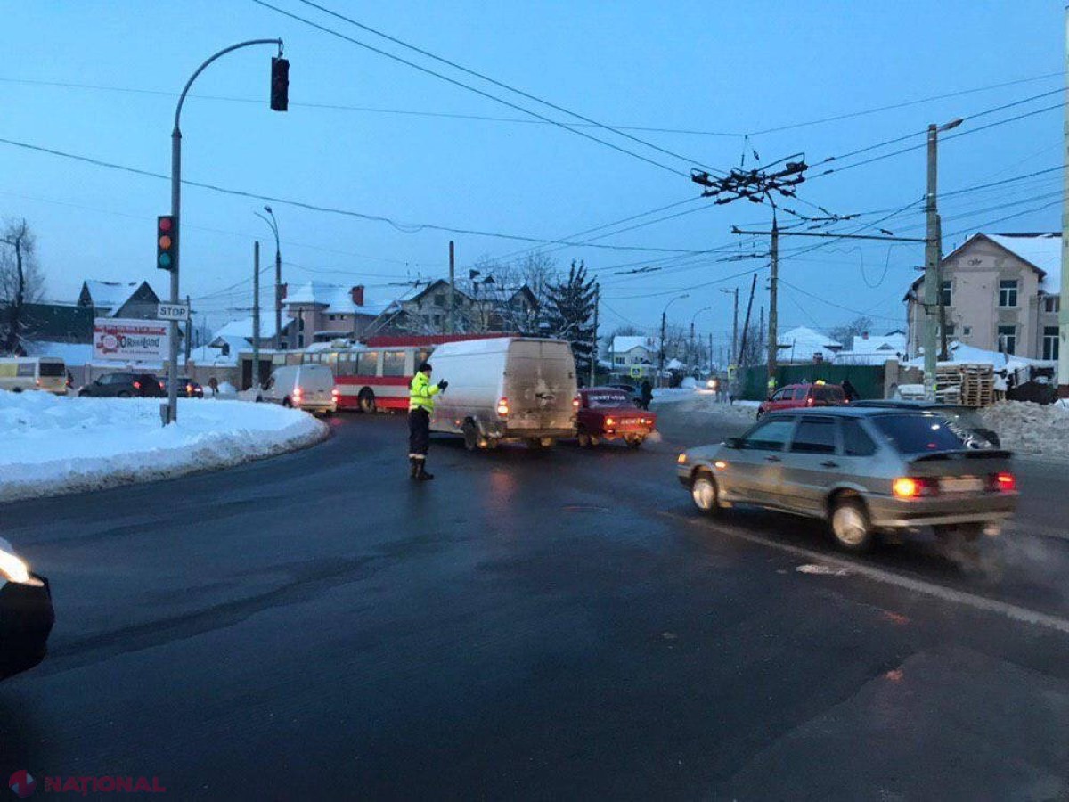 FOTO // IGP DUBLEAZĂ numărul de angajați la dirijarea traficului rutier în cele mai aglomerate sensuri giratorii și intersecții din capitală