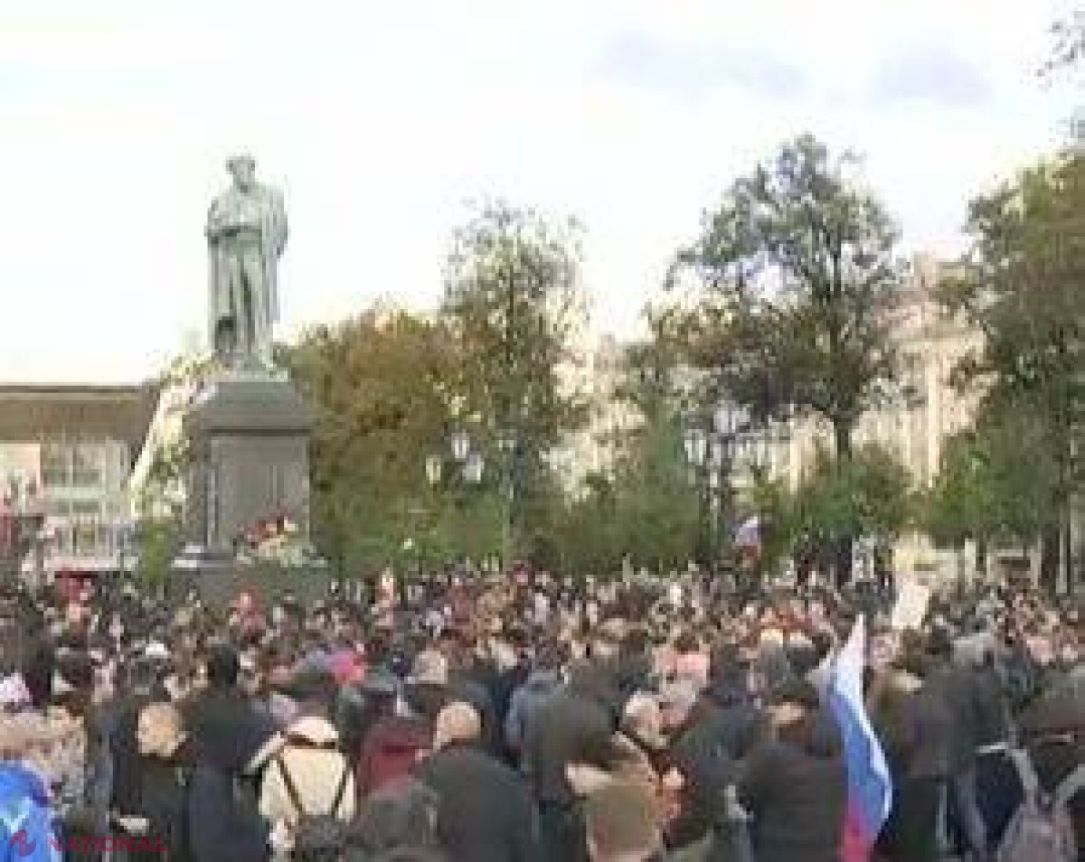 VIDEO // Proteste în Rusia împotriva lui Putin, în ziua în care împlineşte 65 de ani: Zeci de oameni au fost arestaţi 