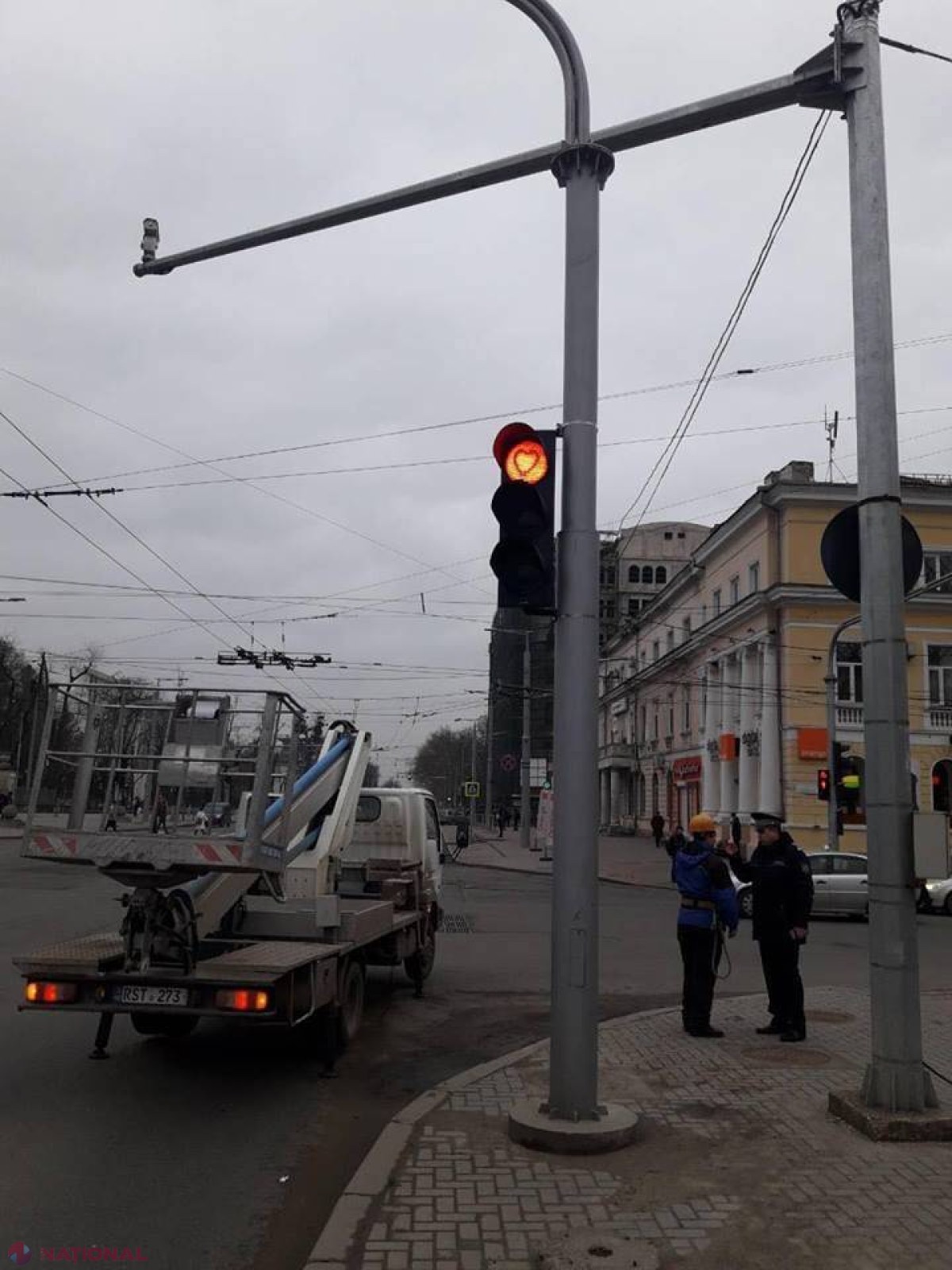 FOTO // Poliția le-a pregătit o surpriză îndrăgostiților: „Cât mai stați la semafor, aveți timp de un sărut”