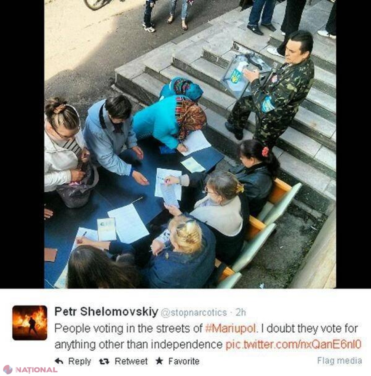 FOTO Ucraina // La vot cu automate în mână și urne ținute de separatiști pe brațe