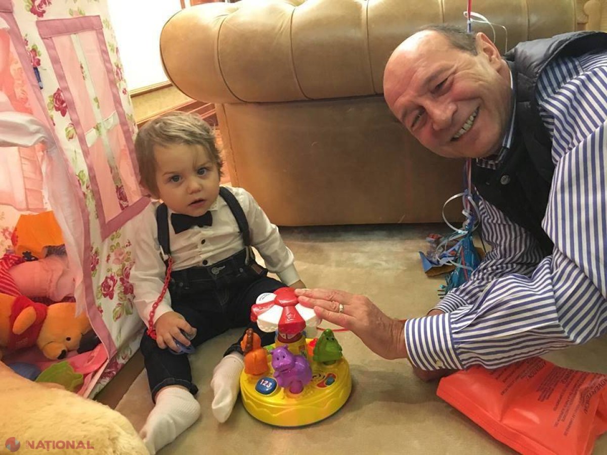 FOTO // Cât de MULT seamănă fiul Elenei Băsescu cu bunicul Traian Băsescu 