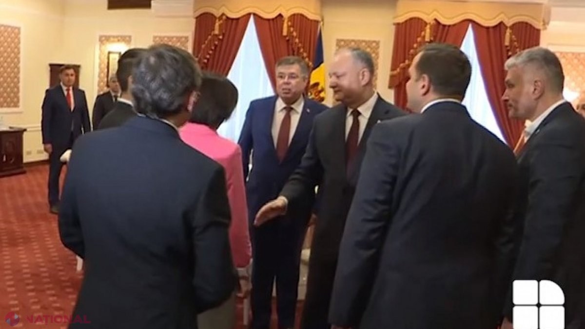 Dodon o ia în derâdere pe Maia Sandu, deoarece REFUZĂ să mai discute cu el. „Nu a vrut să dea mâna cu mine, iar peste o lună a dat mâna, în GENUNCHI s-a pus la drapel... Foarte principială fată... foarte principială”
