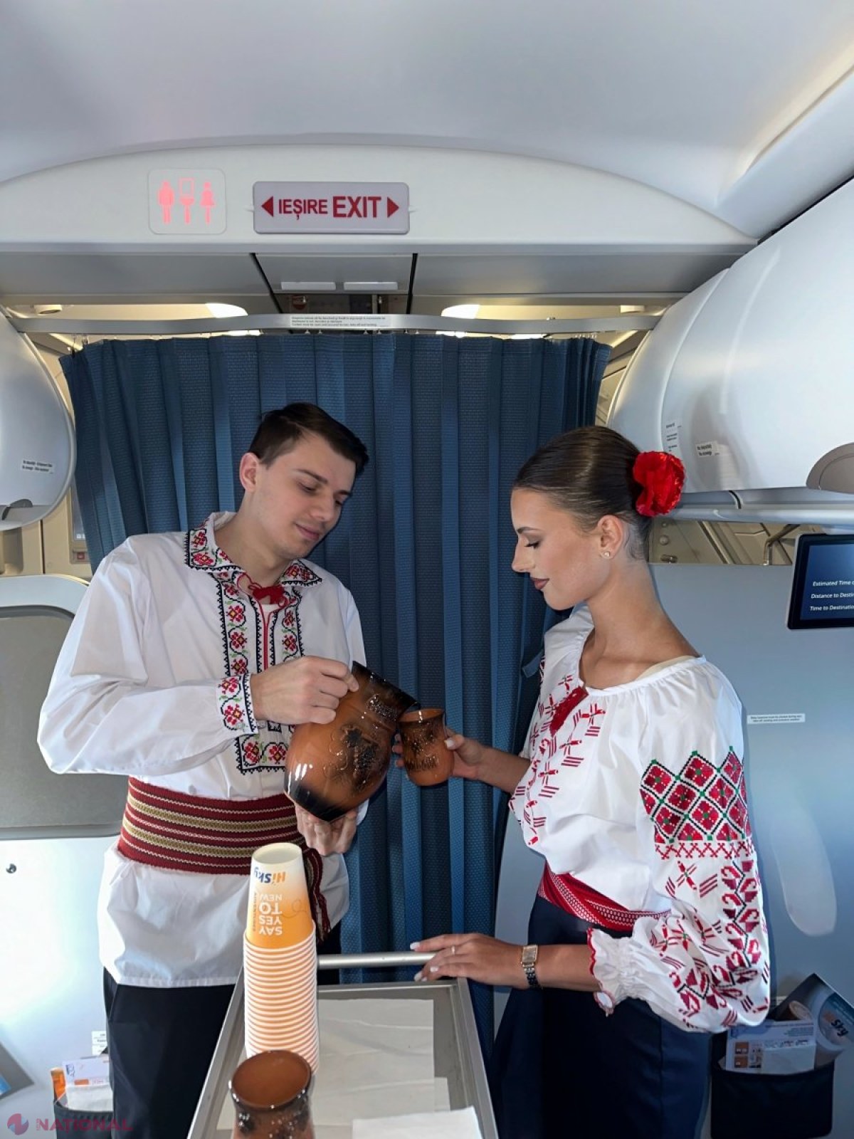 FOTO // HiSky celebrează Ziua UNIRII în zbor, cu echipaje în costume tradiționale și vin servit pasagerilor