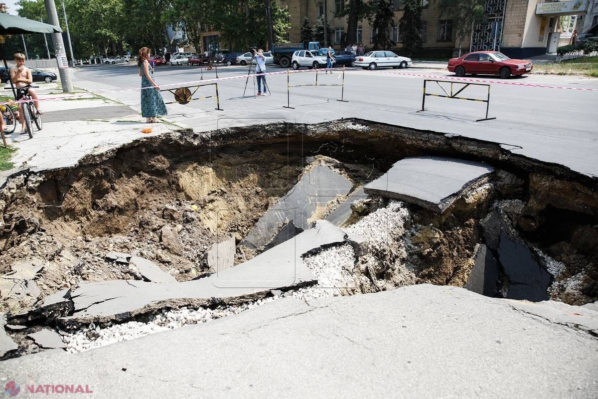FOTO // Cum arată astăzi locul în care acum aproape două săptămâni s-a format un CRATER pe o stradă din Chișinău