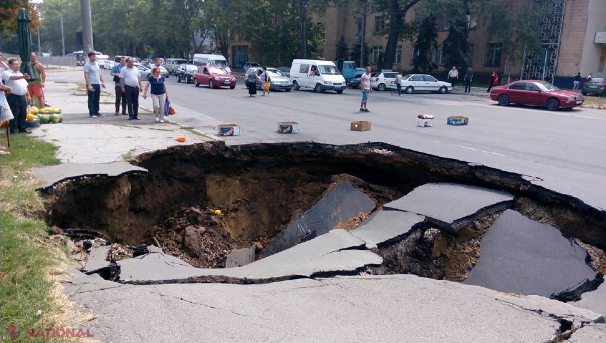 GAURĂ enormă pe o stradă de la Buiucani. A fost afectată o bandă de circulație, dar și trotuarul