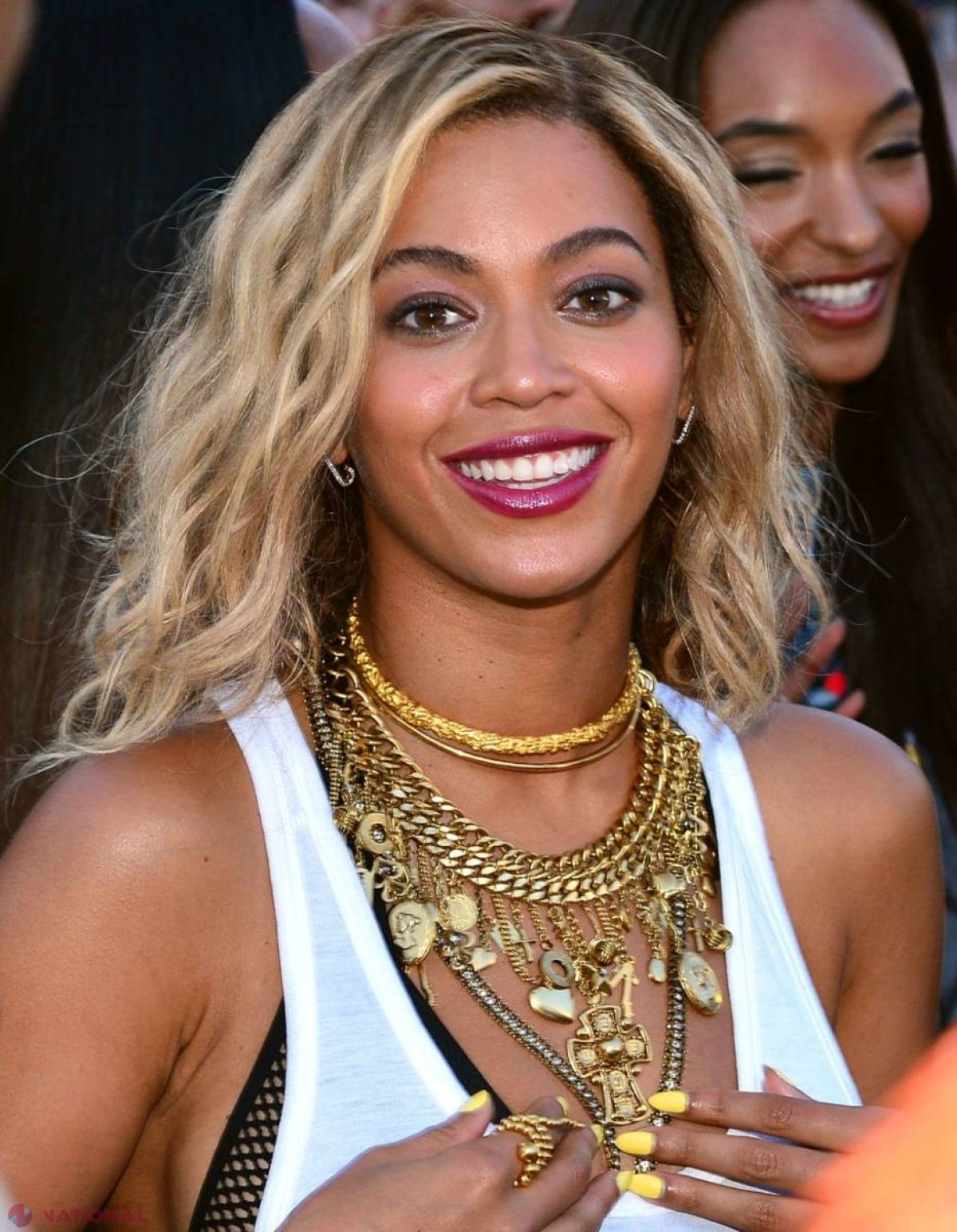 DOVADA că Beyonce este însărcinată! Uite cum își ferește burta de paparazzi