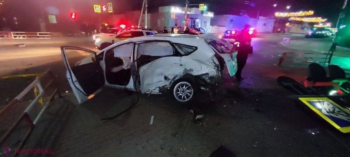 FOTO // O fetiță de 8 ani a decedat, iar mama acesteia a ajuns la spital, după ce un șofer beat care conducea un „Porsche” a lovit taxiul în care se aflau victimele: Semafor din Bălți, pus la pământ