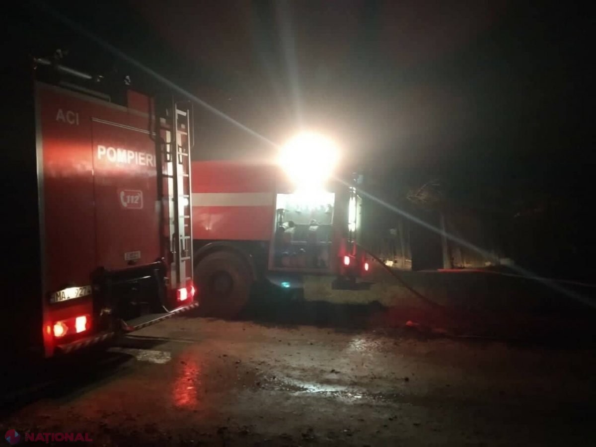 Trei persoane, scoase din FLĂCĂRI la Căușeni: O locuință a ars ca o torță noaptea trecută