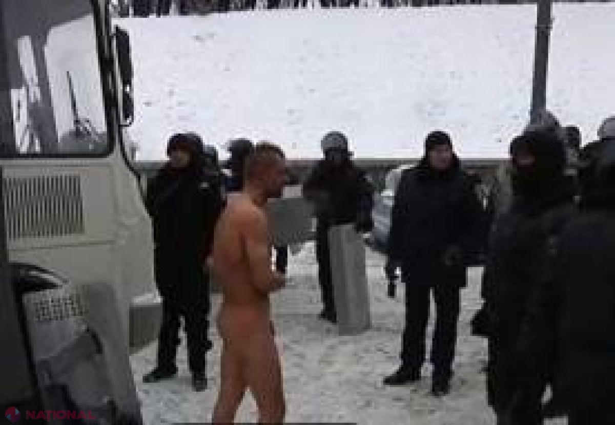 ȘOCANT // Cum își bat joc polițiștii ucraineni de un protestatar