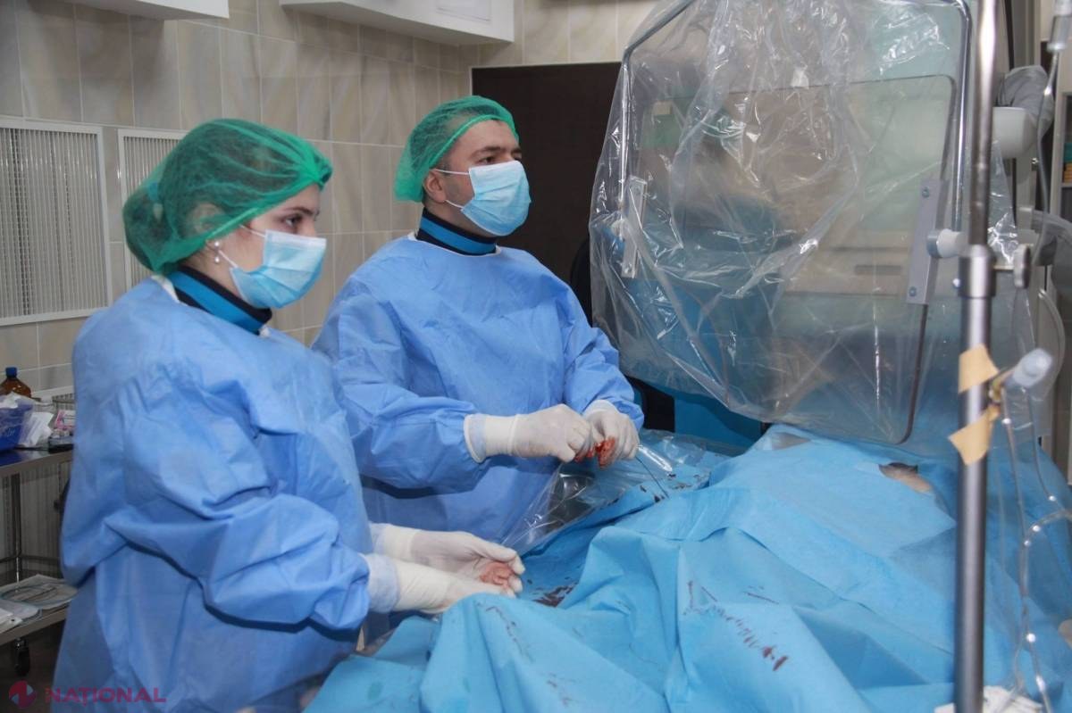 FOTO // Operație în PREMIERĂ efectuată de medicii moldoveni: Au extras un GLONTE din ochiul unei paciente cu ajutorul unui angiograf