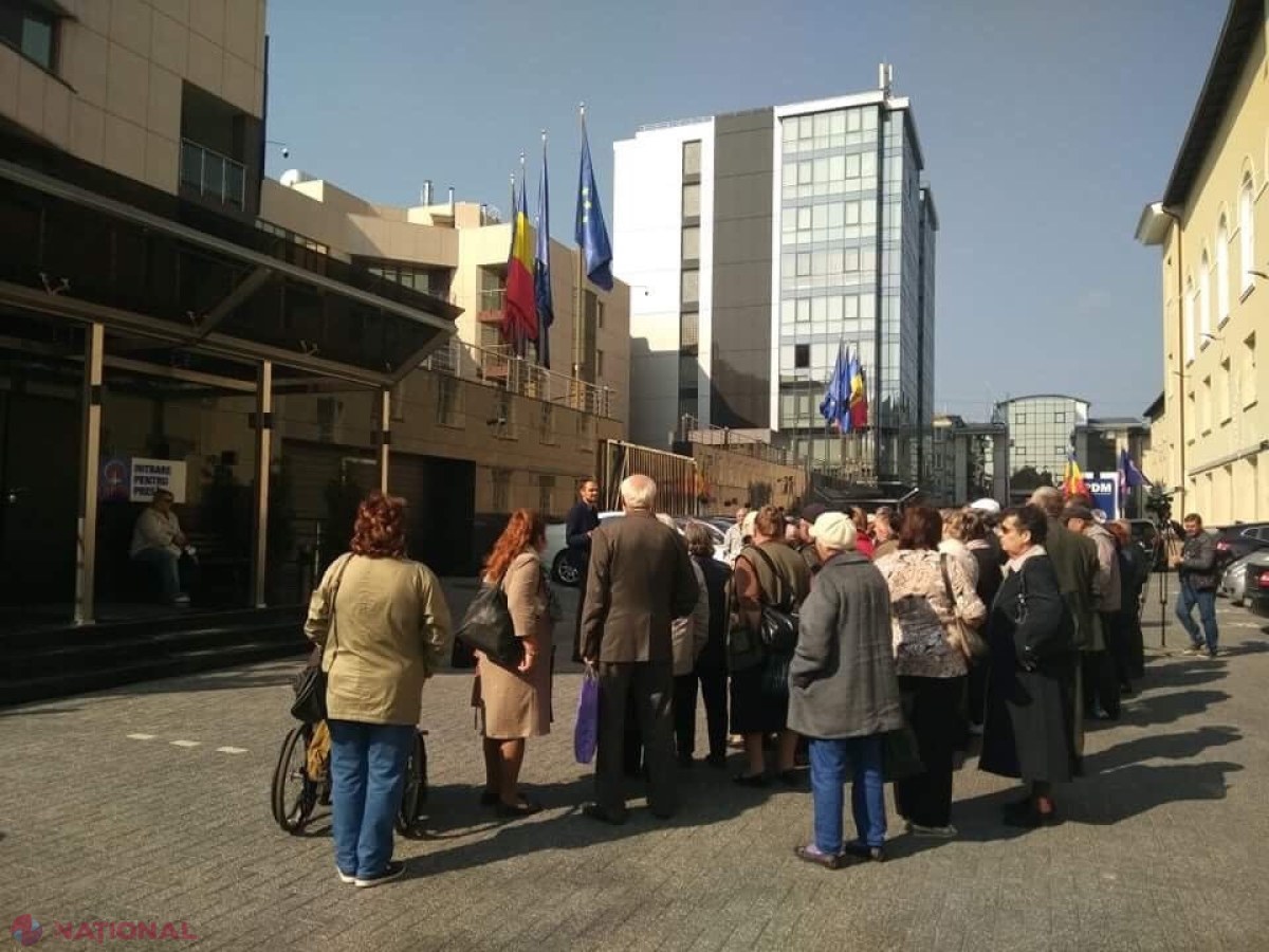 Un grup de pensionari au venit să-i ceară lui Plahotniuc să „oprească genocidul moldovenilor” și să găsească soluții pentru MAJORAREA pensiilor