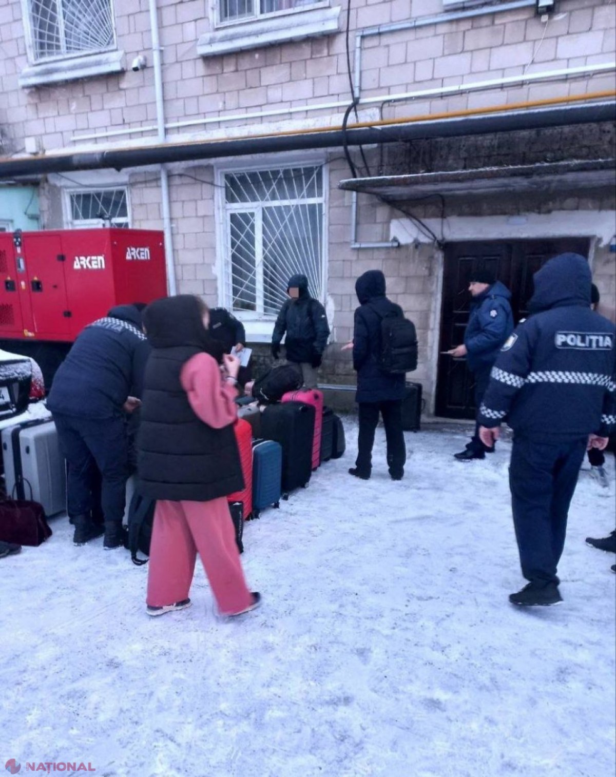 FOTO // Un autocar de pe ruta Kiev - Chișinău, cu 68 de pasageri la bord, s-a răsturnat la Florești: 16 persoane au ajuns la spital