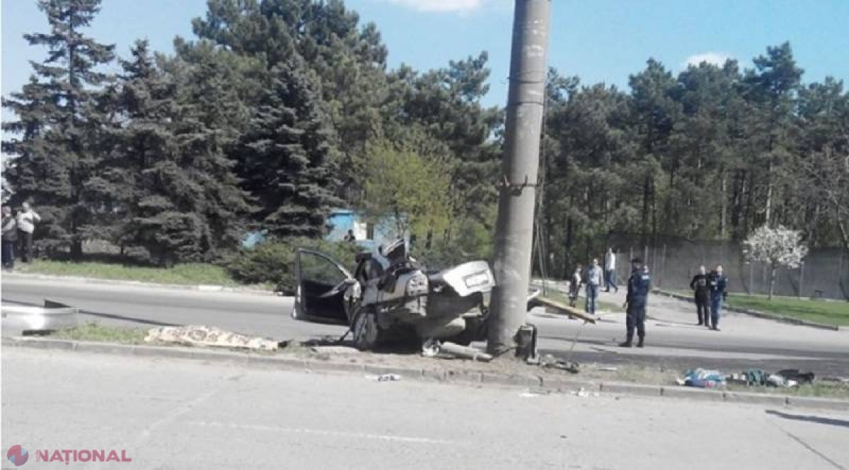 ACCIDENT de GROAZĂ în capitală: Un tânăr a fost aruncat peste geamul mașinii, iar altul a DECEDAT 