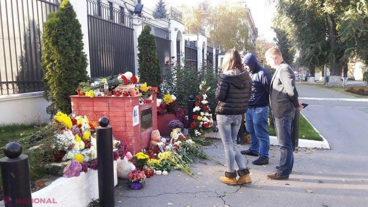 FOTO // Depuneri de flori la ambasadele României și Rusiei în R. Moldova