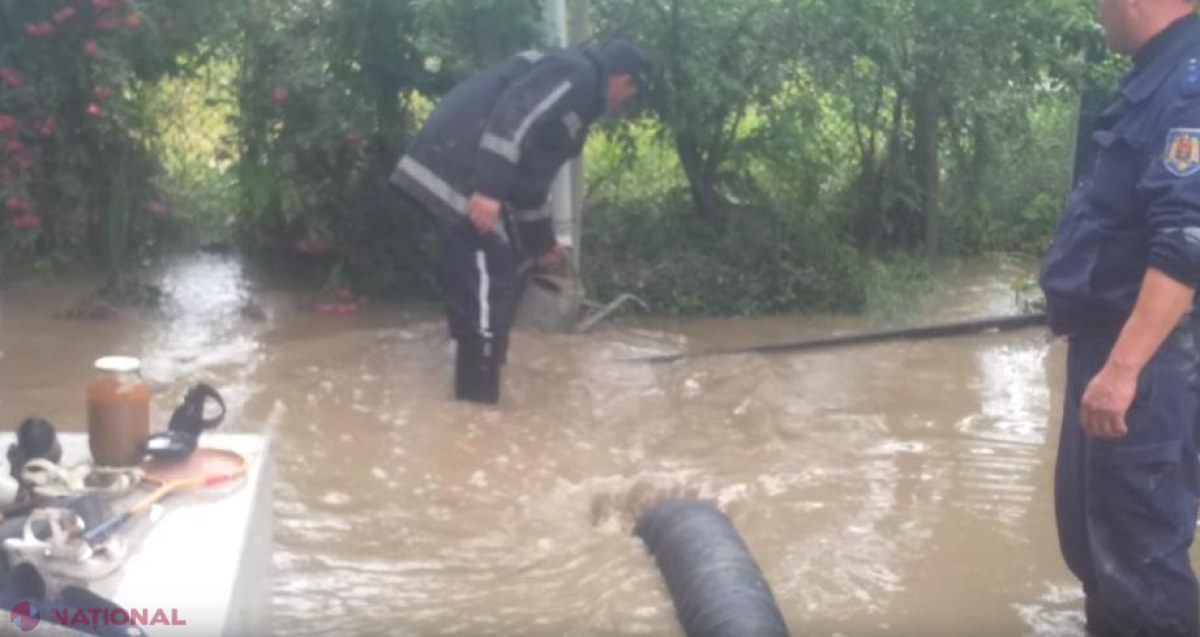 STRICĂCIUNI în urma ploilor: Poduri stricate și gospodării inundate