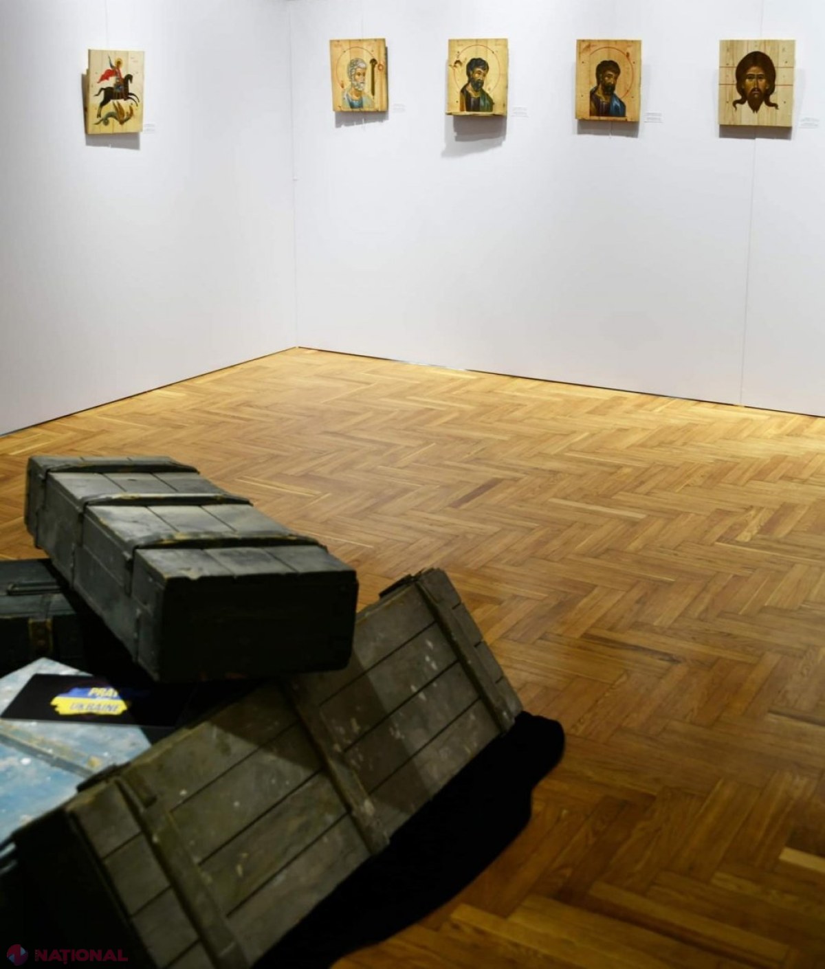 „Icoane pictate pe cutii de muniție”, expoziția care-și propune să transforme moartea în viață