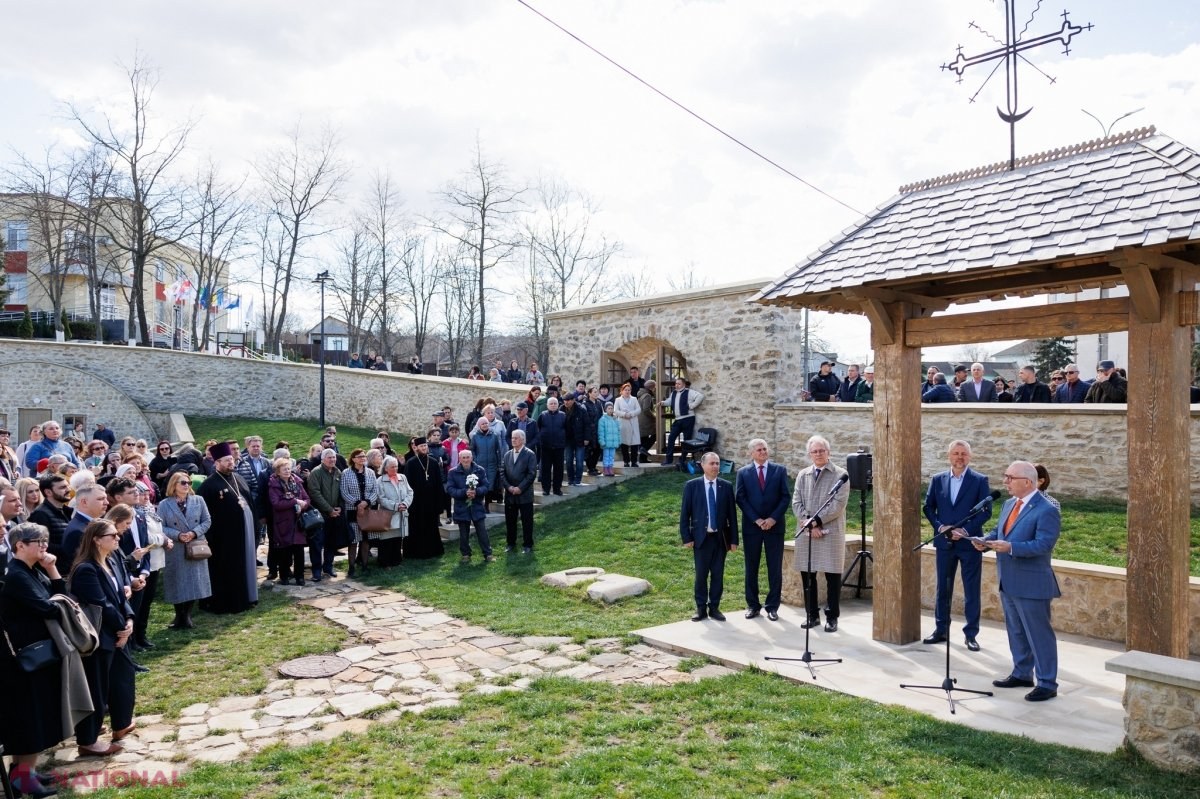 GALERIE FOTO // Biserica „Adormirea Maicii Domnului” din Căușeni, care datează din secole XVII - XVIII, a fost REDESCHISĂ: Sovieticii au transformat lăcașul sfânt cu fresce murale unice în HAMBAR, iar SUA l-au restaurat