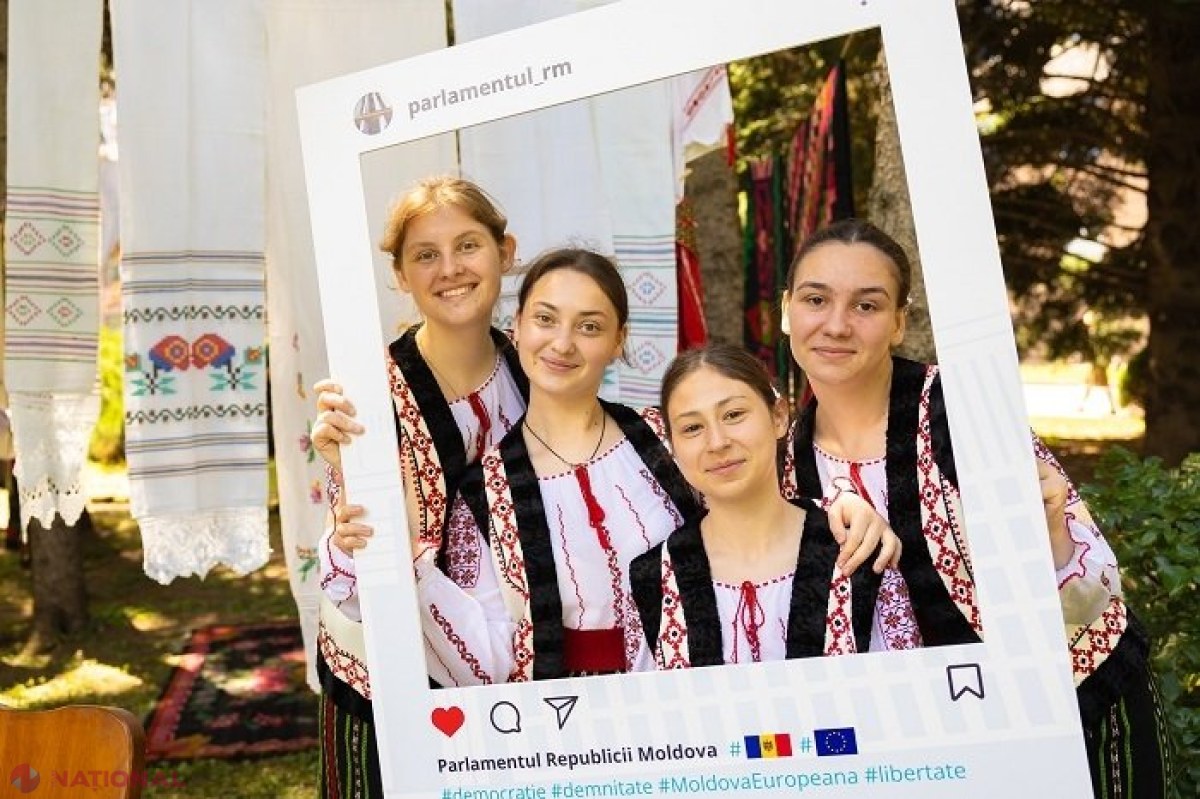 „IE pentru IE” // 20 de costume populare din diverse localități ale R. Moldova, expuse în Parlament: „Cu IA vom merge în Uniunea Europeană și vom arăta cât de profund este patrimoniul nostru”