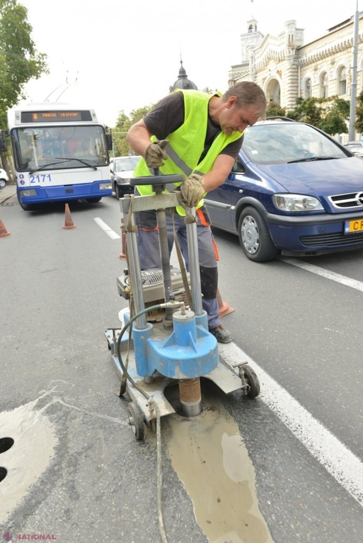 FOTO // Calitatea lucrărilor de asfaltare a bulevardelor Ștefan cel Mare și Sfânt și Constantin Negruzzi va fi TESTATĂ, iar antreprenorul ar putea remedia neajunsurile din cont propriu