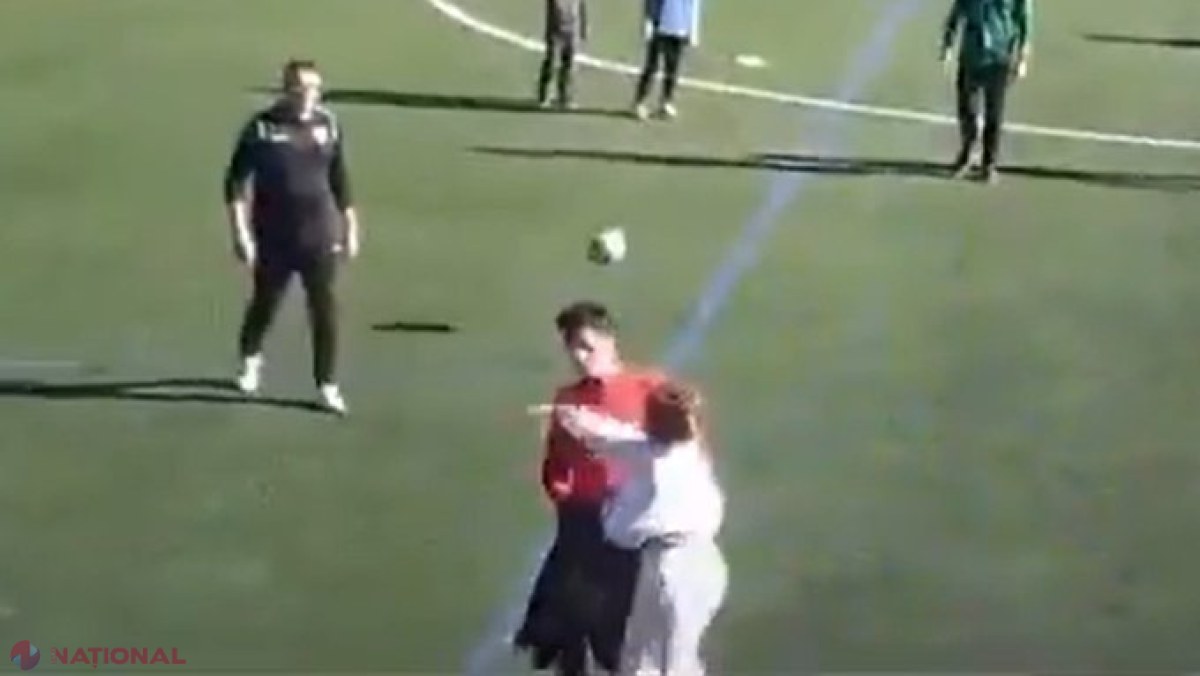 VIDEO // Violenţă la un meci de copii din Spania. O mamă a intrat pe teren şi l-a pălmuit pe arbitru