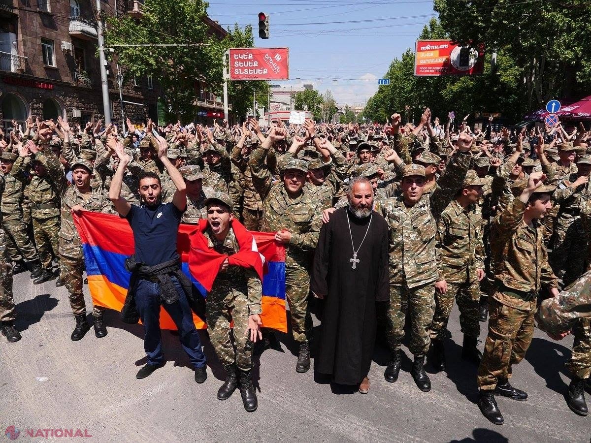VIDEO // Premierul a DEMISIONAT. Armenia e pe un butoi de PULBERE. O parte a ARMATEI a ieșit în stradă și protestează împotriva fostului președinte Sargsyan, care a preluat postul de PREMIER