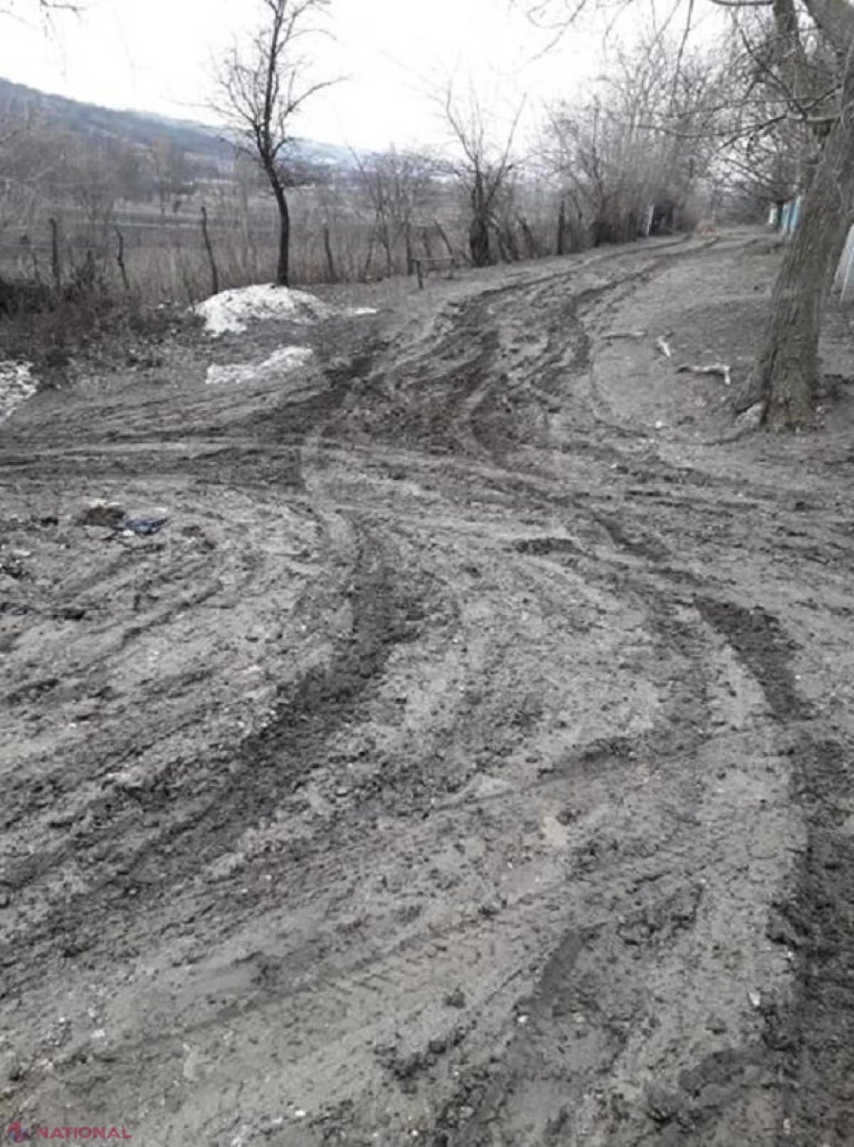 FOTO // Locuitorii din Călmățui reclamă drumurile proaste din localitate și așteaptă politicienii în vizită: „Ar trebui să vină cu un tanc” 