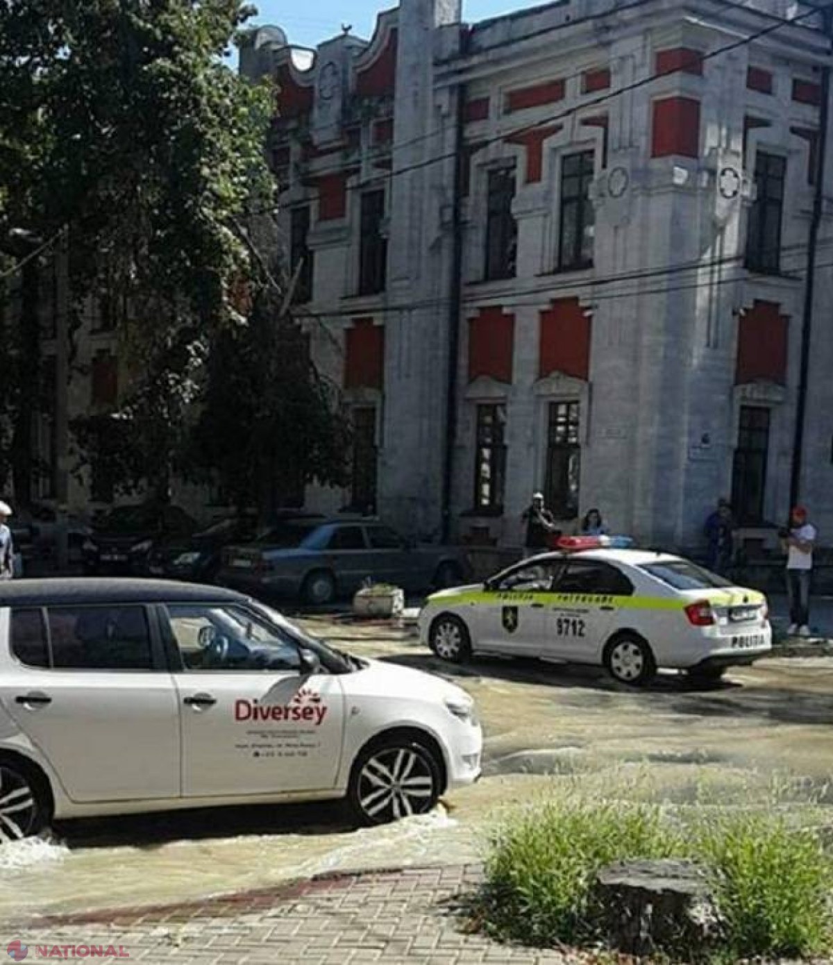 FOTO // „POTOP” în centrul capitalei: O țeavă a spart asfaltul, iar apa a ajuns până la Primăria Chișinău