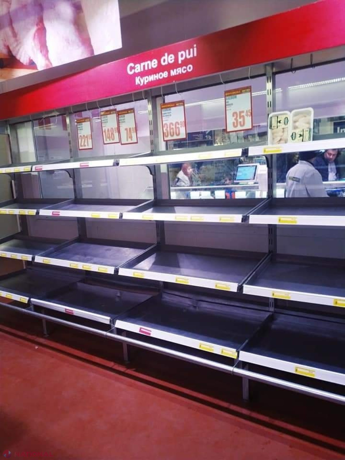 FOTO // Isteria legată de CORONAVIRUS a ajuns şi în R. Moldova. Moldovenii GOLESC de produse alimentare cel mai mare hypermarket din Chişinău