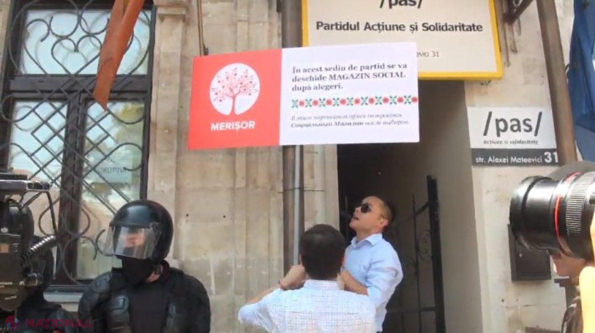 Simpatizanții Partidului „ȘOR” protestează „împotriva intenției PAS, PDA și PLDM de a închide magazinele sociale”. Organizatorii spun că la protest sunt mii de oameni