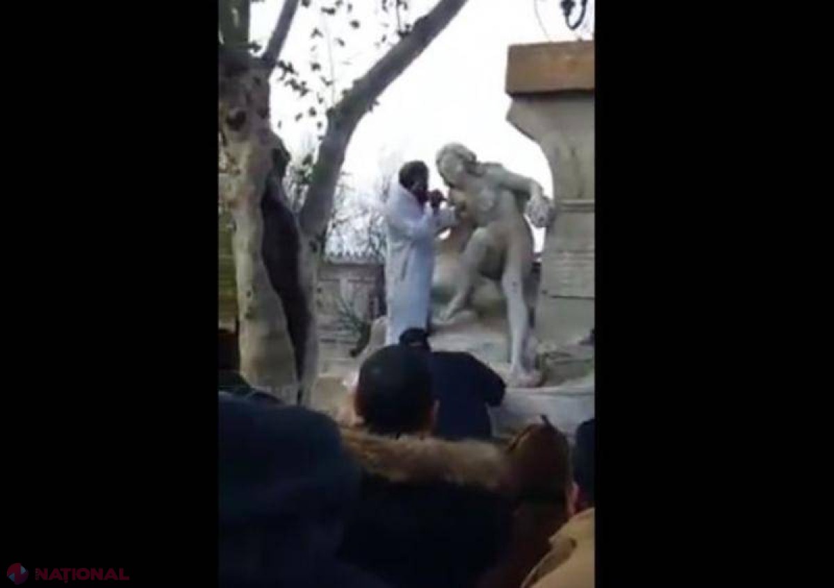 VIDEO // Un bărbat a atacat cu un ciocan și o daltă o statuie emblematică 