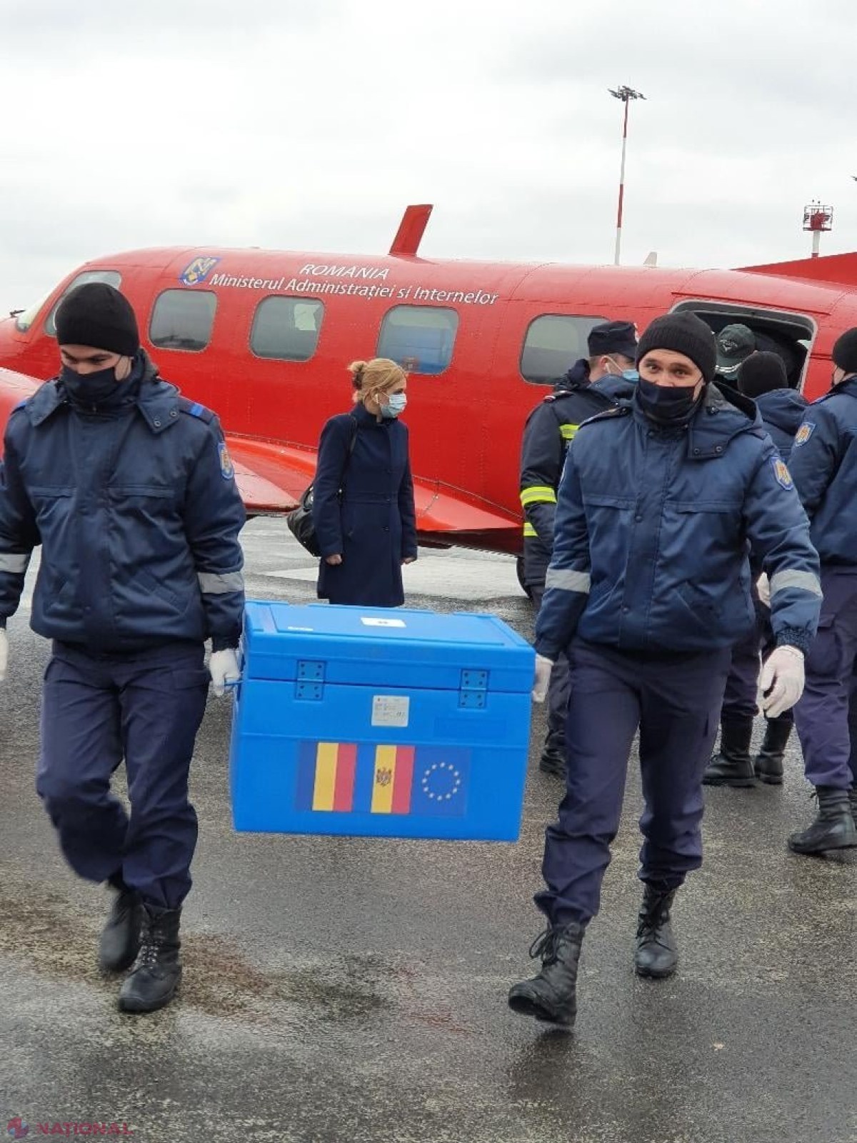 FOTO, VIDEO // Primele doze de VACCIN anti-COVID, donate de România, au ajuns în Republica Moldova cu un elicopter SMURD: „Aceste vaccinuri sosesc la momentul oportun, când asistăm la o creștere dramatică a cazurilor de infectare cu COVID-19''