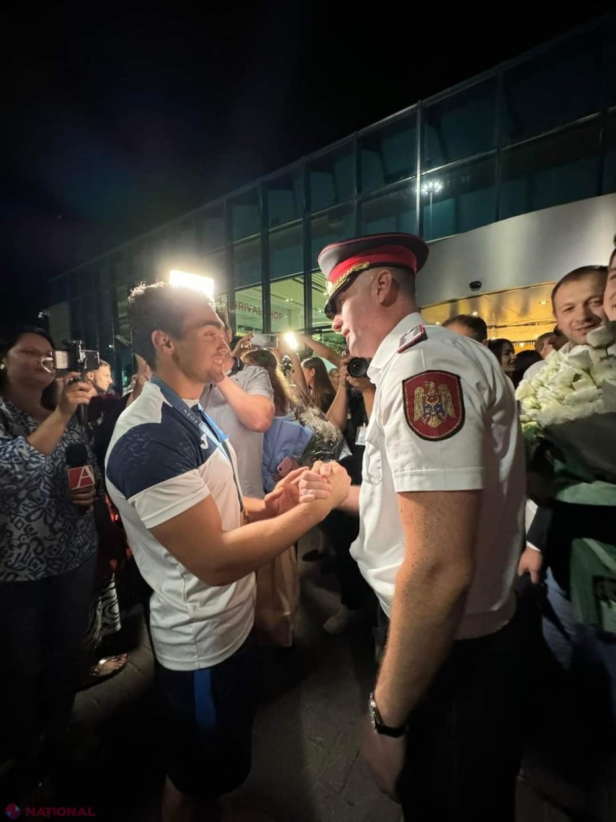 VIDEO, FOTO // Judocanii Denis Vieru și Adil Osmanov, care au scris ISTORIE pentru R. Moldova la Jocurile Olimpice de la Paris, au fost întâmpinați ca adevărați EROI la Chișinău. Medaliații cu bronz, exemplu demn de urmat pentru mii de copii