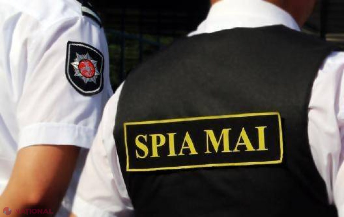 Ofițer de investigații și doi complici ai acestuia, reținuți pentru mită